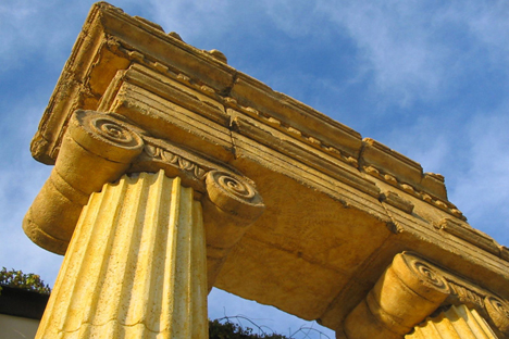 Griechische Säulen und Portale
