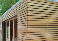 Holzgarage mit begrüntem Dach